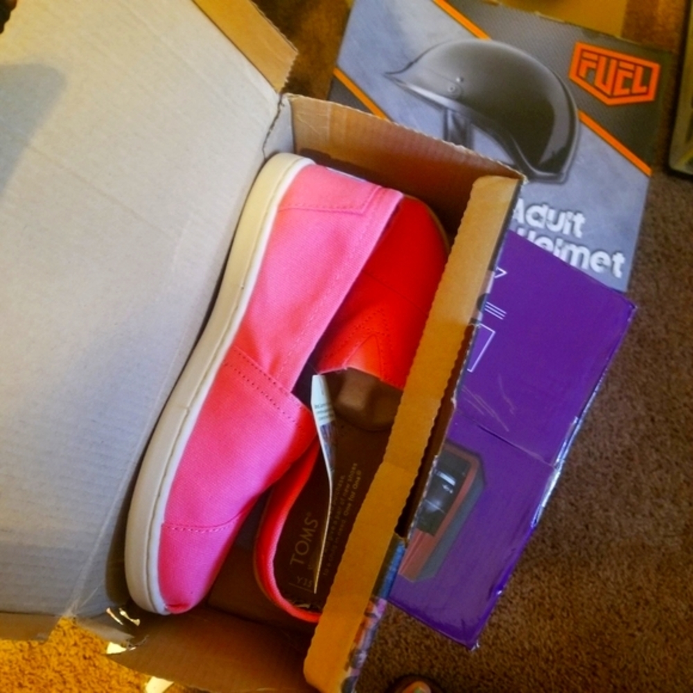 Toms - Picture 2 of 2